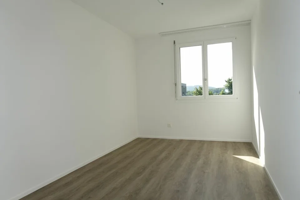 Renovierte 3.5 Zi-Eigentumswohnung mit Balkon und Einstellhallenplatz