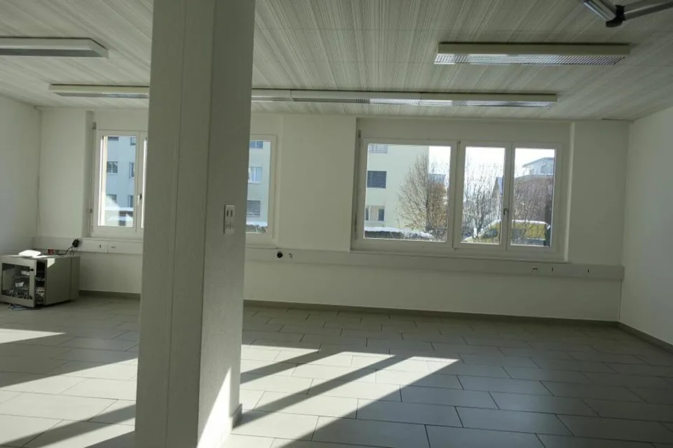 Locaux commerciaux spacieux au rez-de-chaussée et au sous-sol