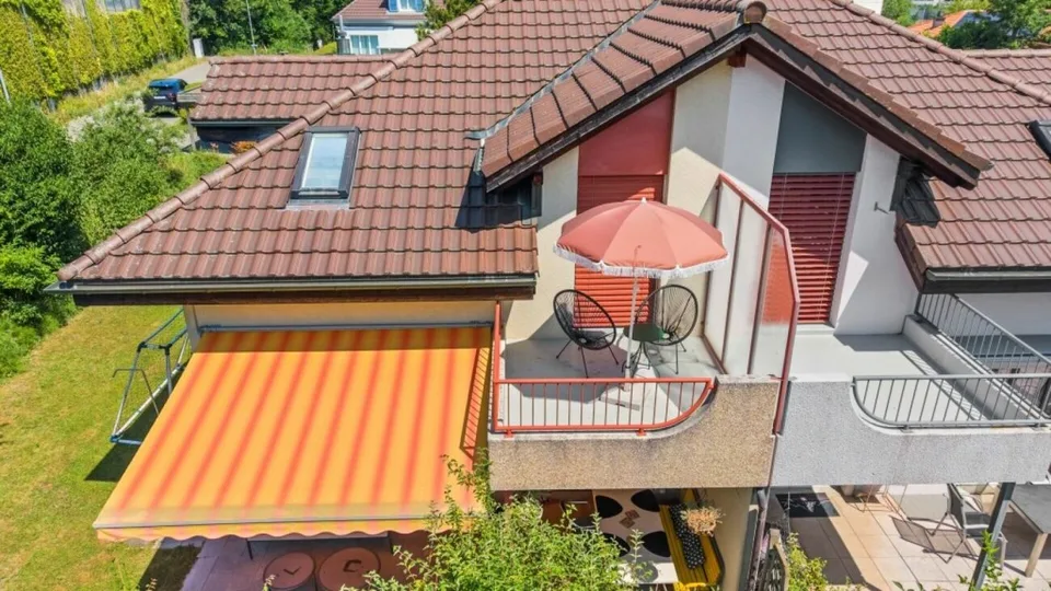 Doppeleinfamilienhaus mit grosser Rasenfläche