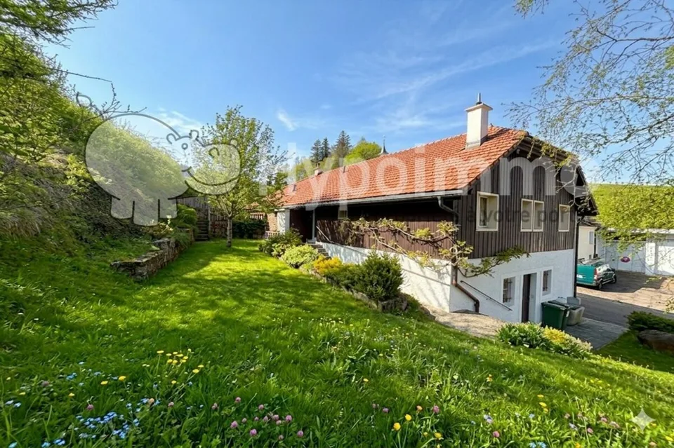 Belle maison familiale avec 6 grands garages