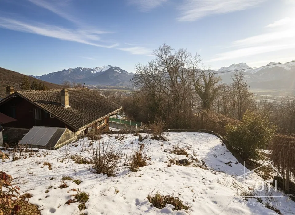 Appartement de 4,5 pièces aux combles avec sous-sol et garage double.
