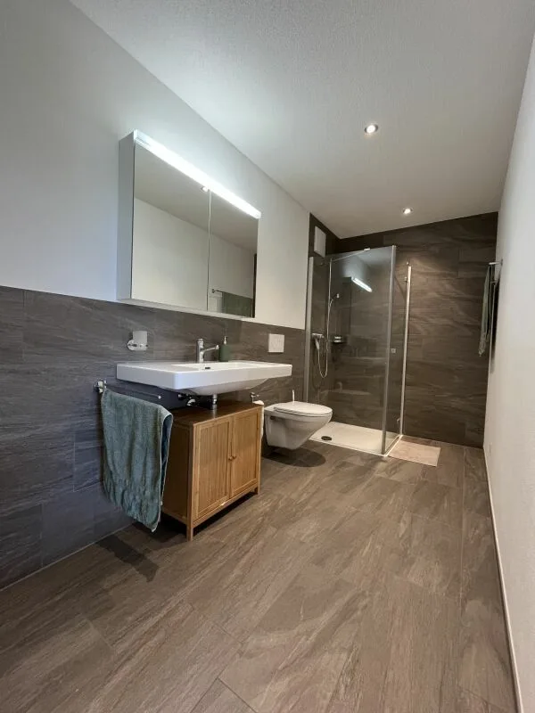 Moderne und lichtdurchflutete 3.5-Zimmer-Parterrewohnung