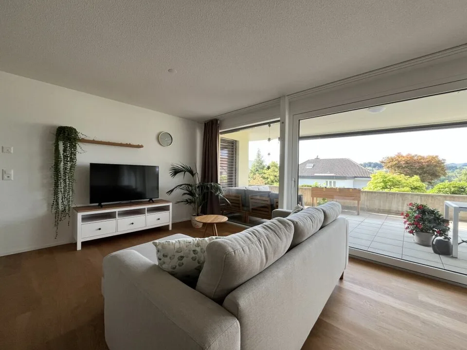 Moderne und lichtdurchflutete 3.5-Zimmer-Parterrewohnung