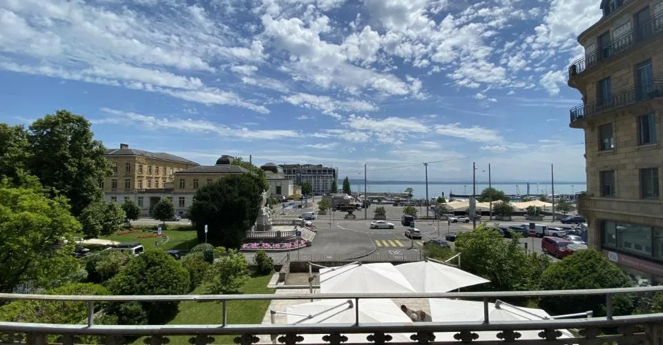 Local commercial  à Neuchâtel avec vue sur le lac et les Alpes