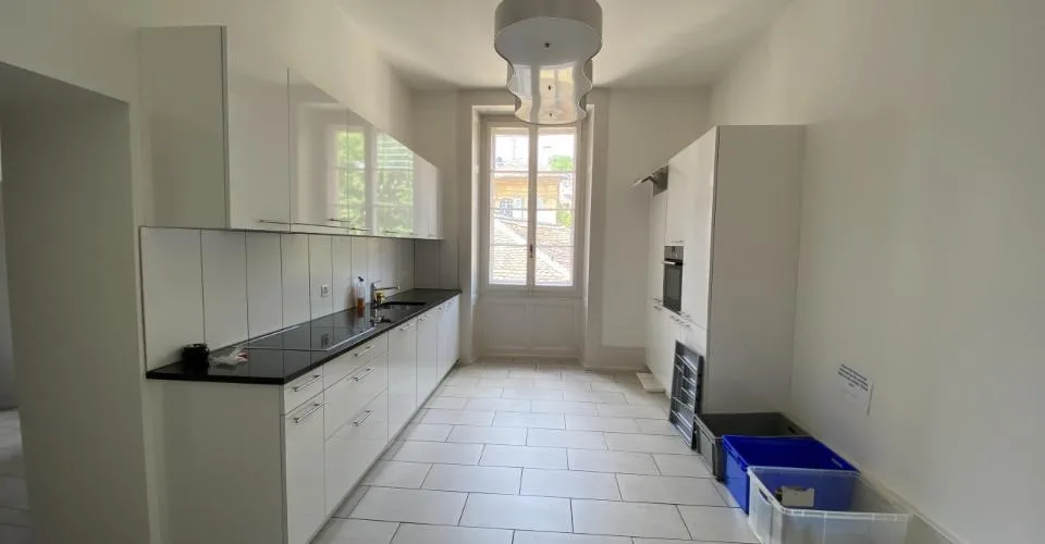 Local commercial  à Neuchâtel avec vue sur le lac et les Alpes