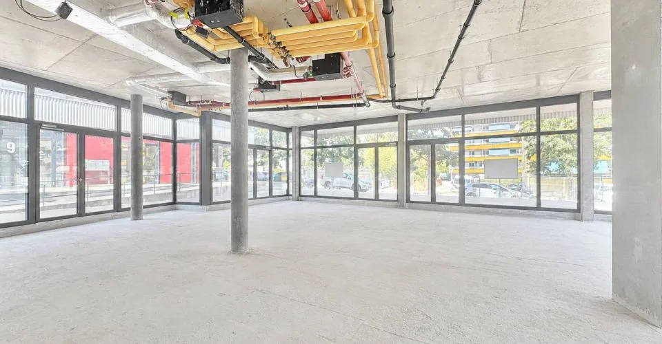 GLAND - ARCADE COMMERCIALE NEUVE - IDÉALEMENT SITUÉE