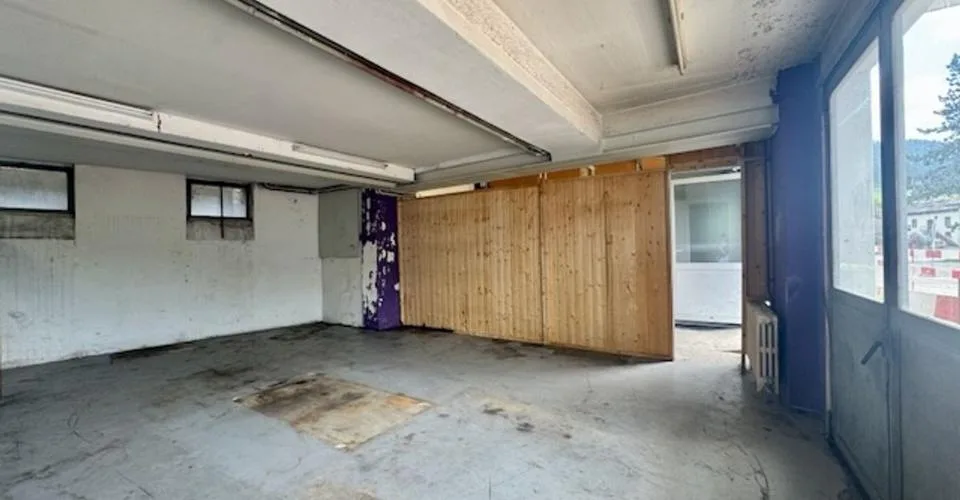 For rent - Commercial space with storage