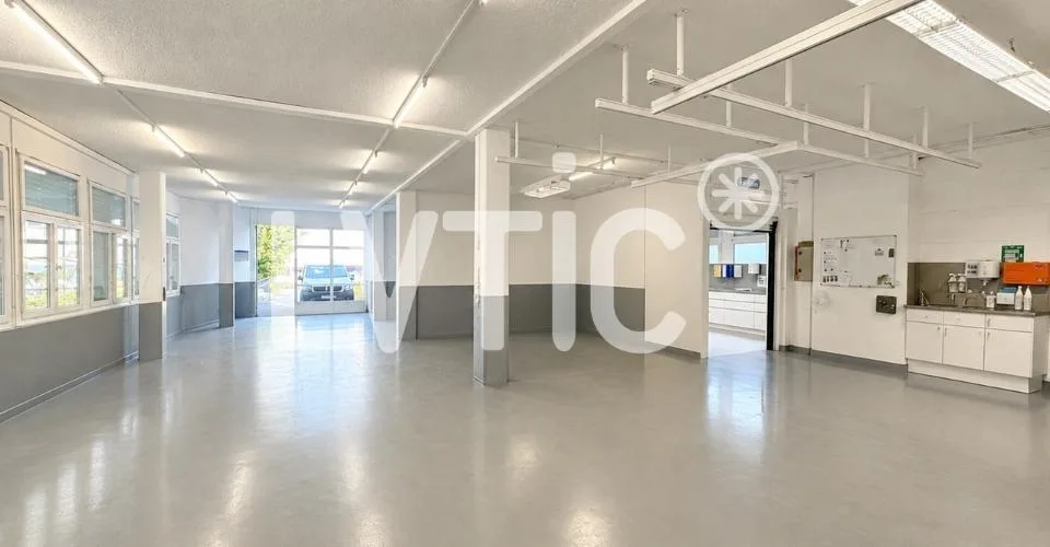 Showroom, dépôt, bureaux de 700 m2 divisibles à louer à Bussigny
