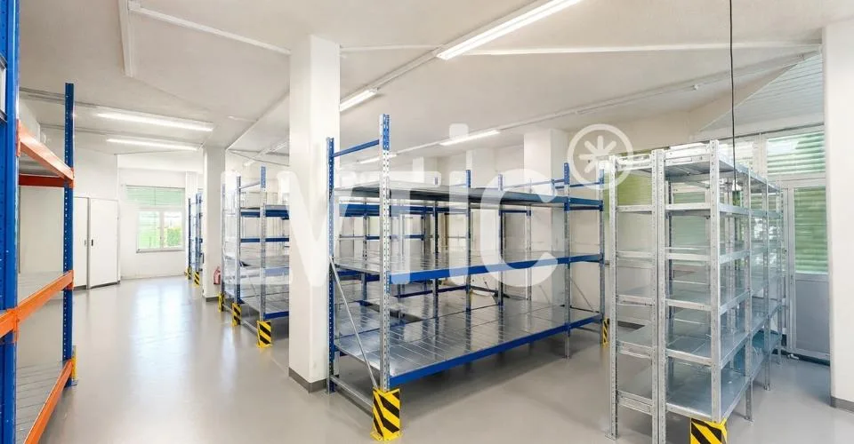Showroom, dépôt, bureaux de 700 m2 divisibles à louer à Bussigny
