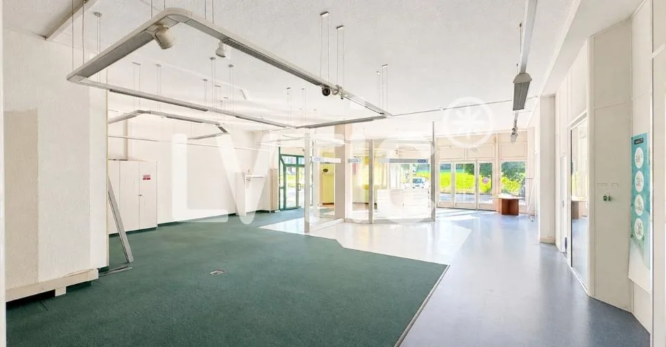Showroom, dépôt, bureaux de 700 m2 divisibles à louer à Bussigny