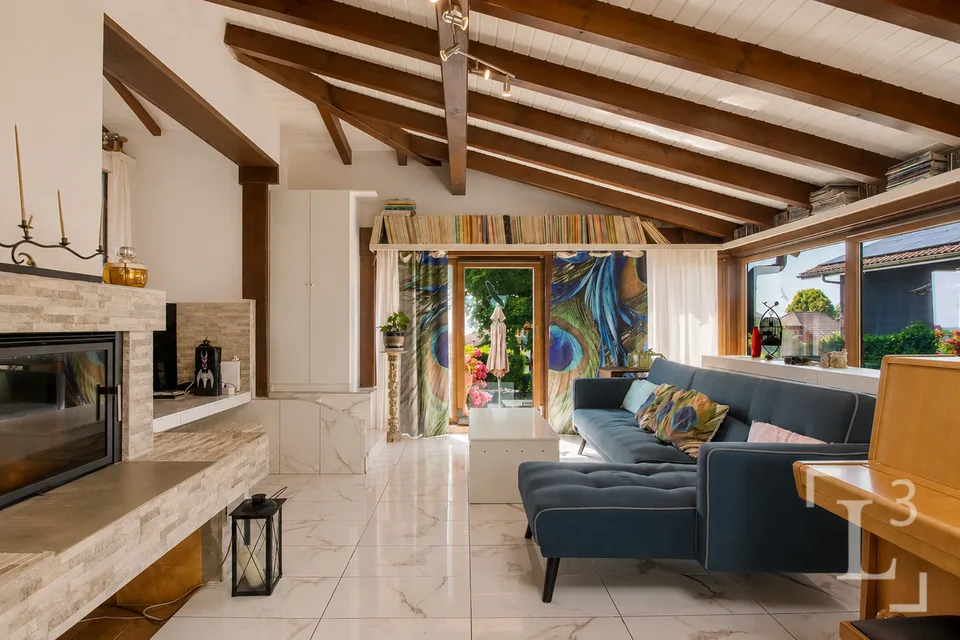Detached house with large terrace and views of the lake