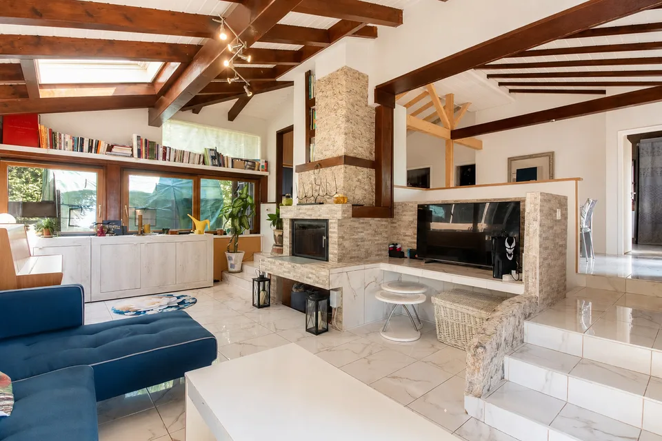 Detached house with large terrace and views of the lake