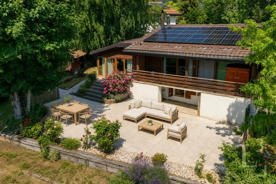 Maison individuelle avec vaste terrasse et échappées sur le lac
