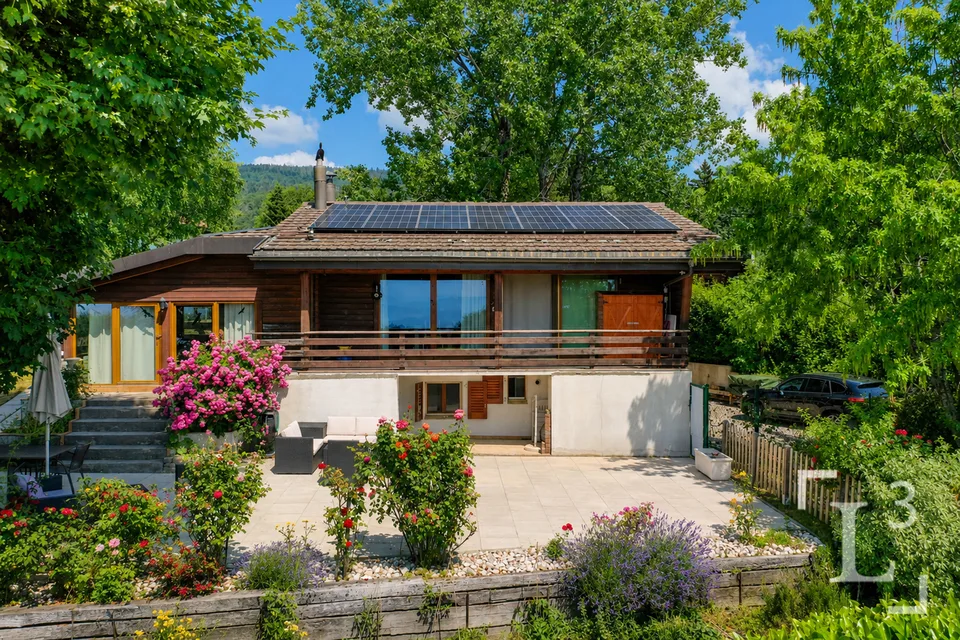 Detached house with large terrace and views of the lake
