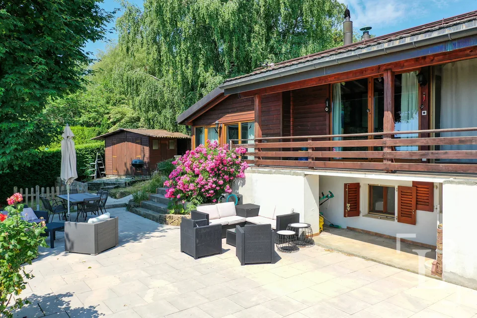 Detached house with large terrace and views of the lake