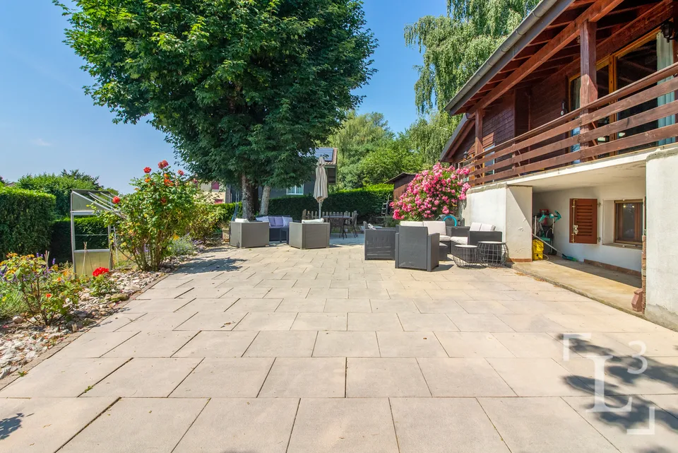 Detached house with large terrace and views of the lake