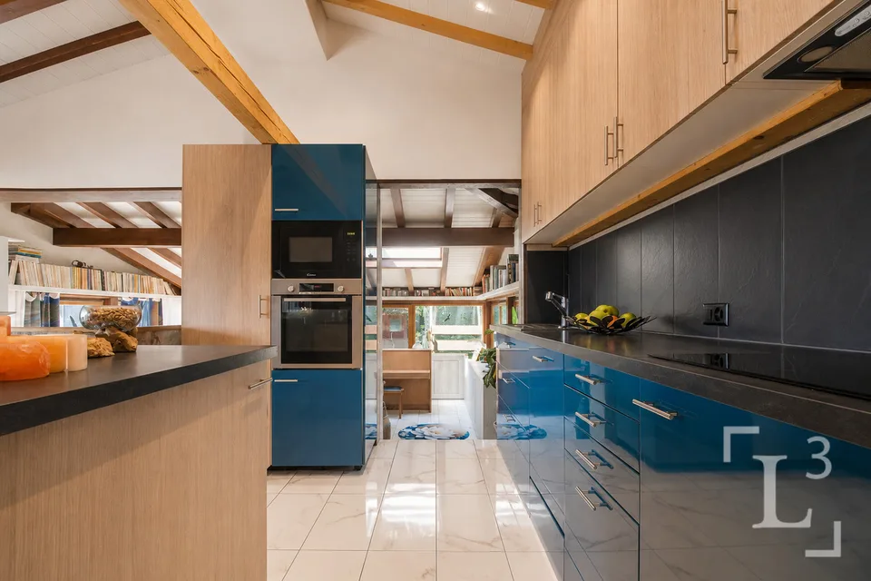 Detached house with large terrace and views of the lake