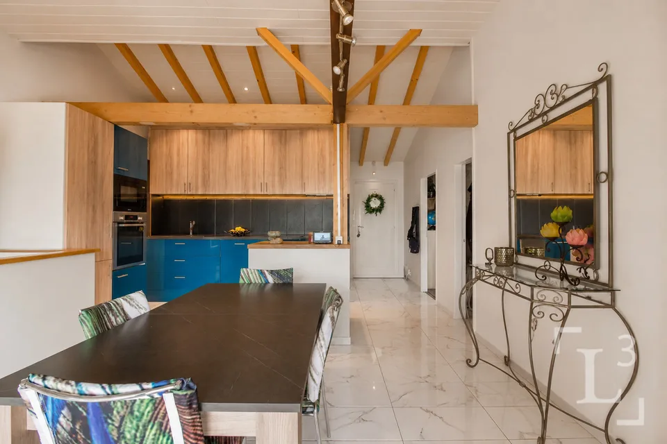 Detached house with large terrace and views of the lake