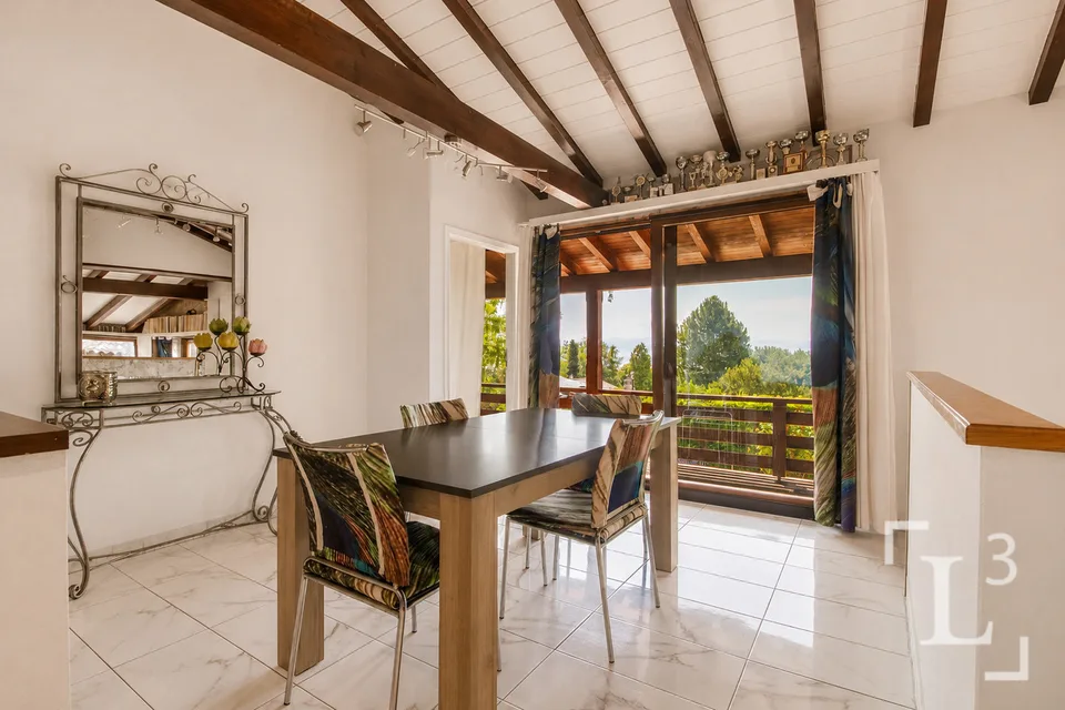Detached house with large terrace and views of the lake