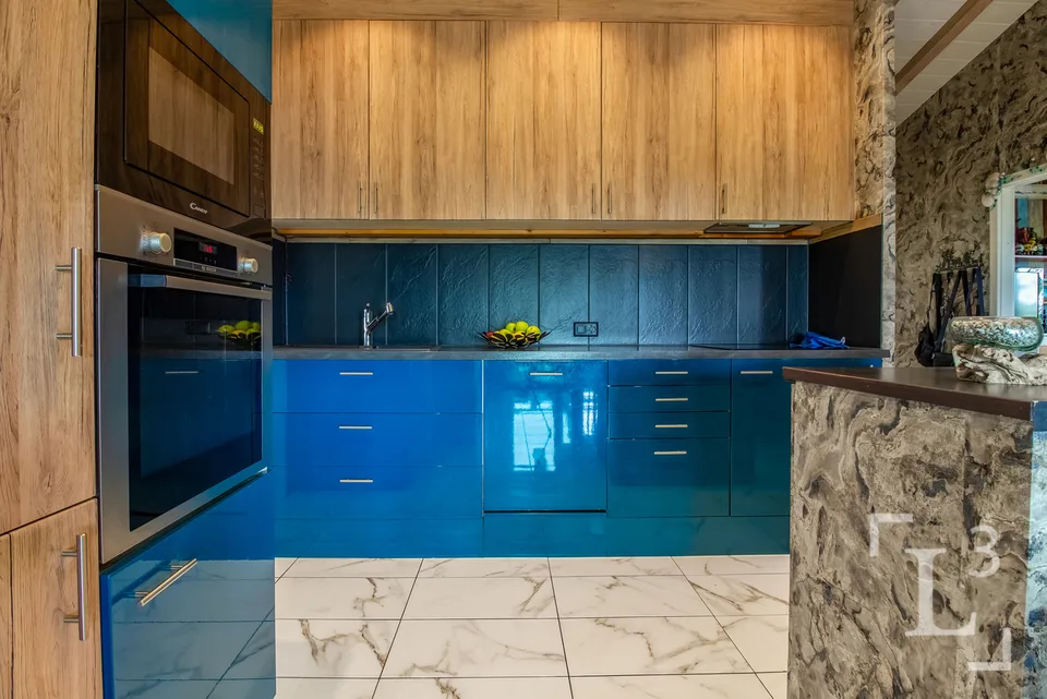 Detached house with large terrace and views of the lake