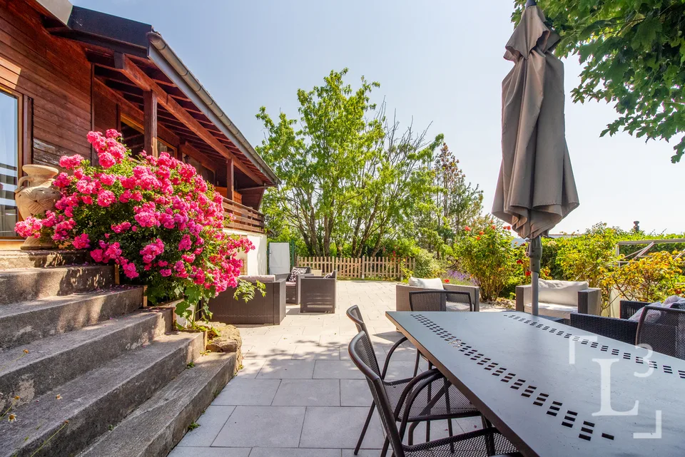Detached house with large terrace and views of the lake