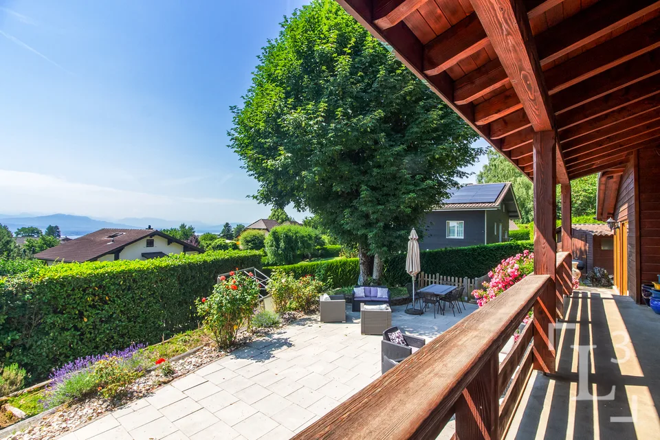 Detached house with large terrace and views of the lake