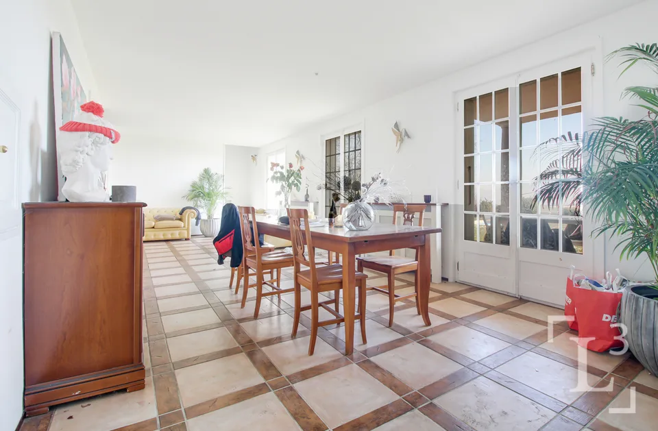 Proprietà caratteristica con ampio giardino e vista sul lago