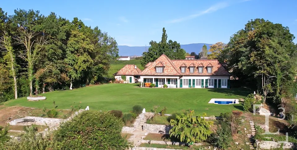 Proprietà caratteristica con ampio giardino e vista sul lago