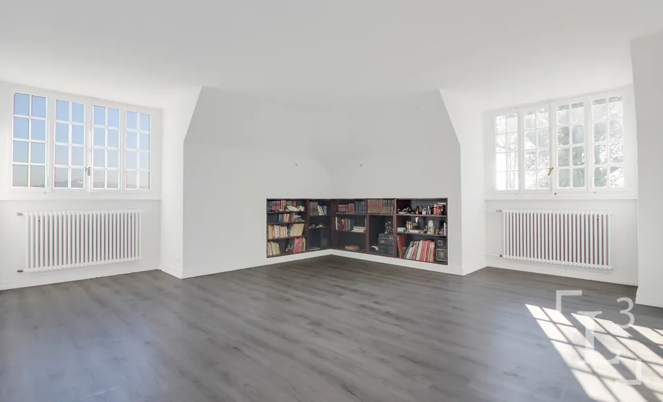 Proprietà caratteristica con ampio giardino e vista sul lago