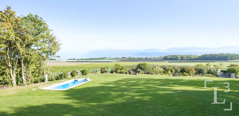 Proprietà caratteristica con ampio giardino e vista sul lago