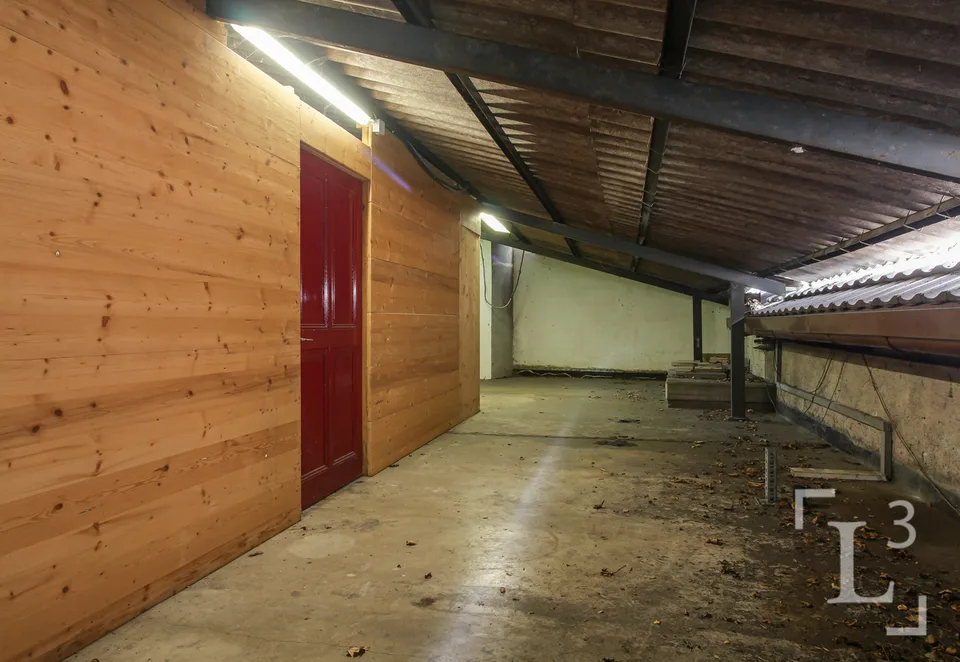 Gemischt genutztes Gebäude mit Gewerbefläche und Wohnungen