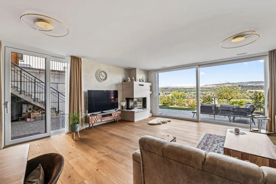 Helles 4.5-Zimmer-Haus mit Aussicht in Schwaderloch