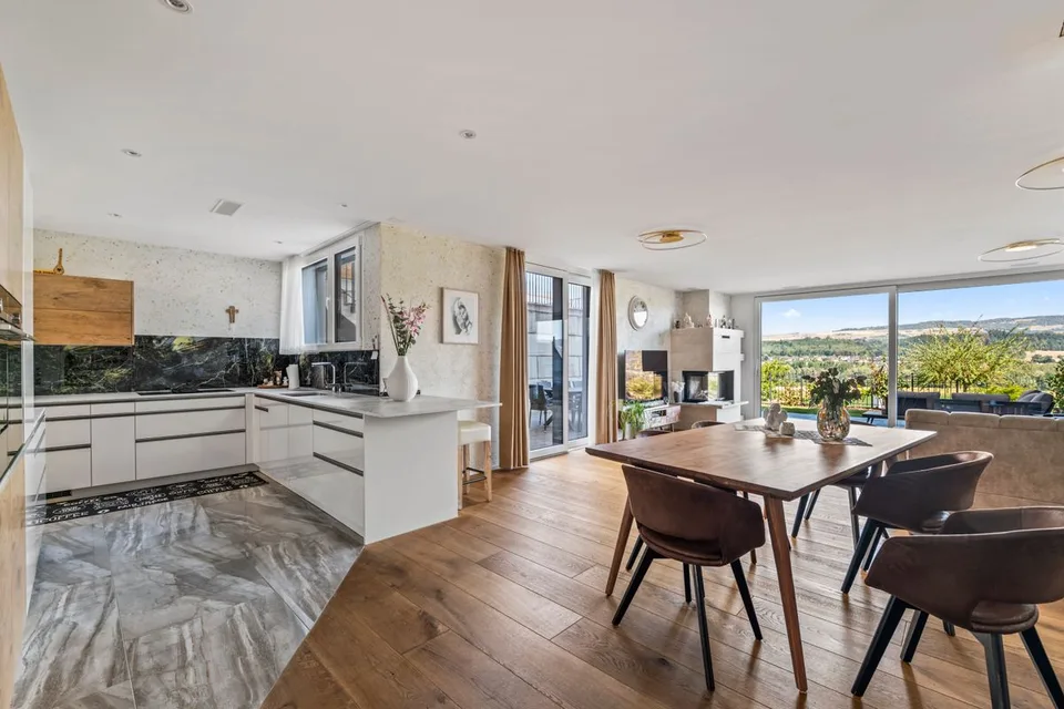 Helles 4.5-Zimmer-Haus mit Aussicht in Schwaderloch