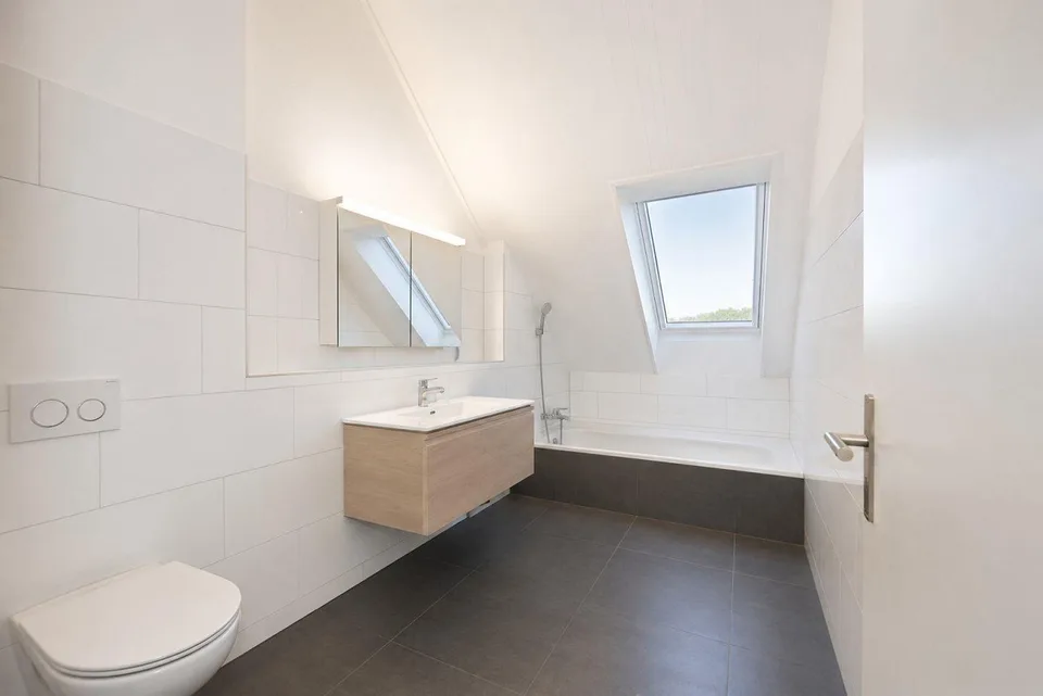 3.5 ZIMMER DACHWOHNUNG + 27m2 KREATIVRAUM