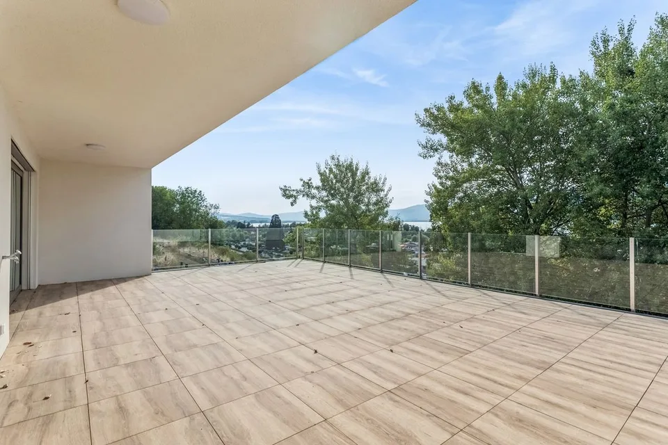 Attique avec magnifique vue sur le lac et une grande terrasse