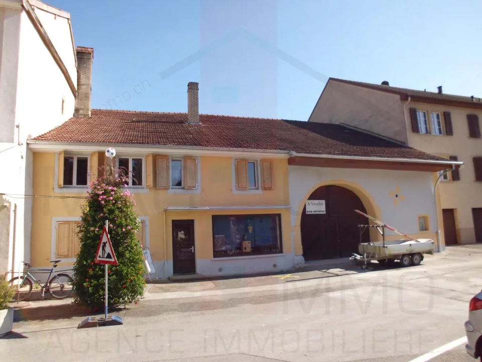 Bâtiment au centre du village de Fontenais