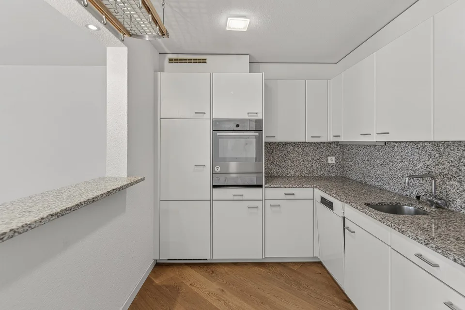 Appartement lumineux de 4 pièces avec balcon et garage à Hünenberg