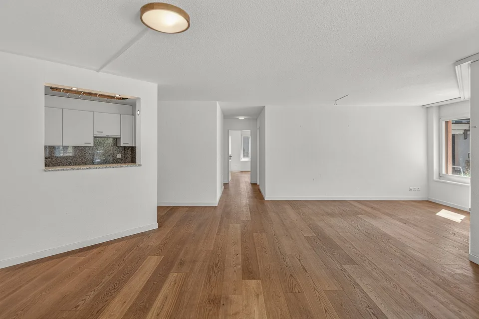 Appartement lumineux de 4 pièces avec balcon et garage à Hünenberg