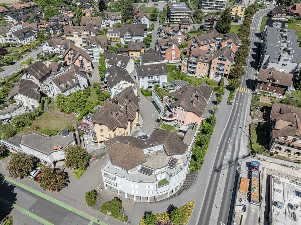 Appartement lumineux de 4 pièces avec balcon et garage à Hünenberg