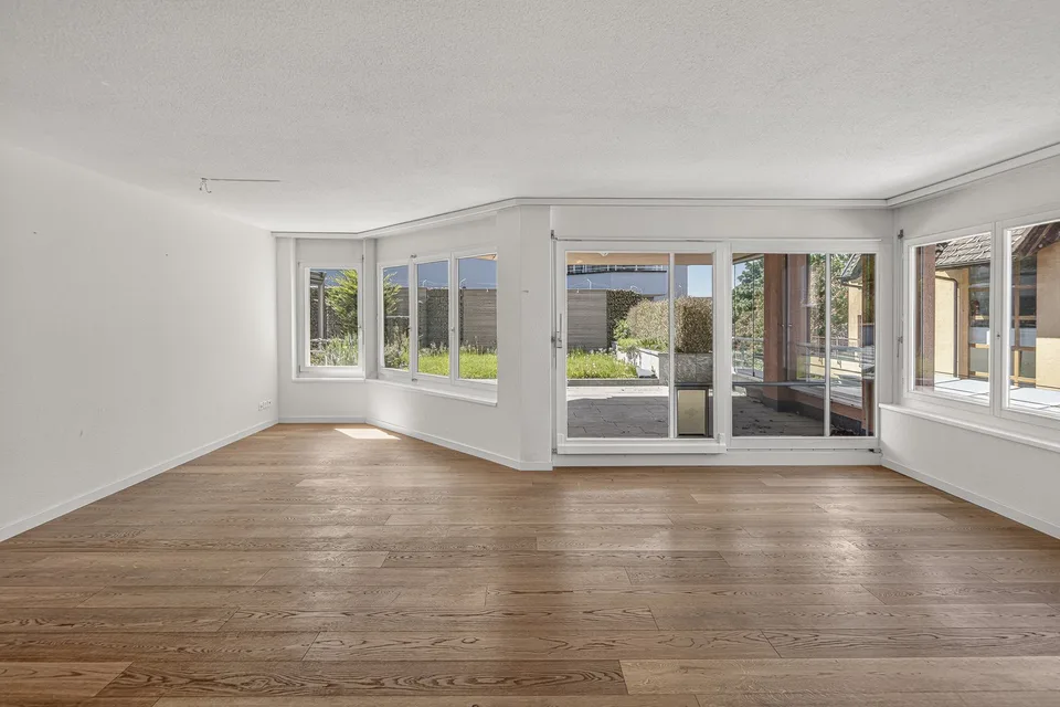 Appartement lumineux de 4 pièces avec balcon et garage à Hünenberg