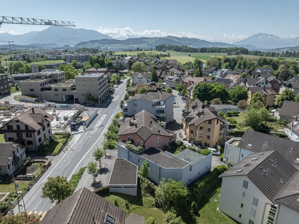 Appartement lumineux de 4 pièces avec balcon et garage à Hünenberg