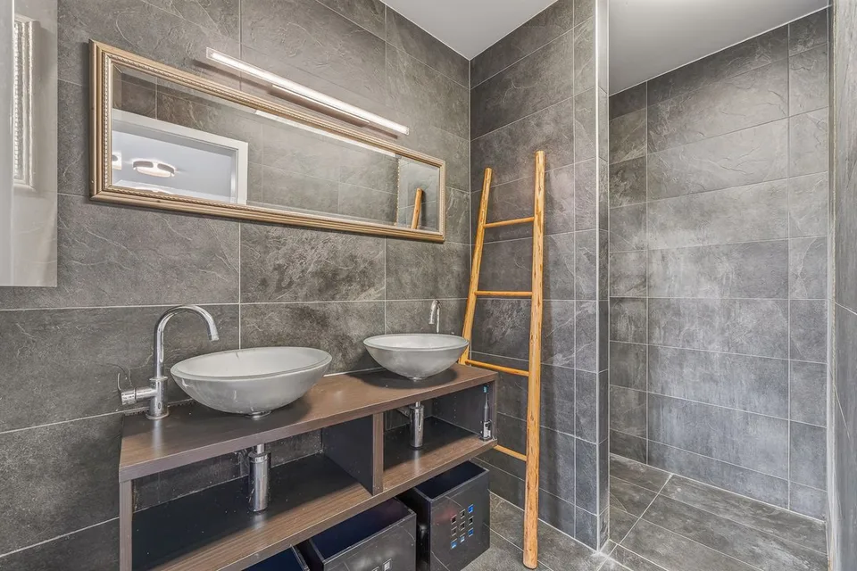 Villa familiare recente con piscina riscaldata e vista aperta – foto 30 di 32