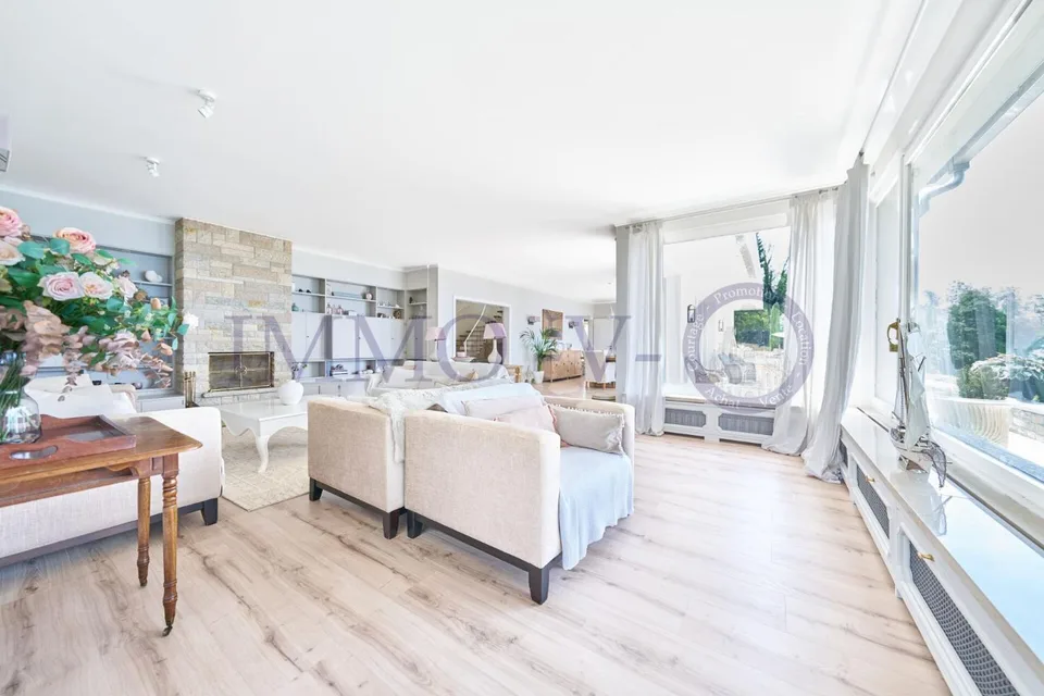 DE PRESTIGE AVEC PISCINE ET VUE PANORAMIQUE - MEUBLEE