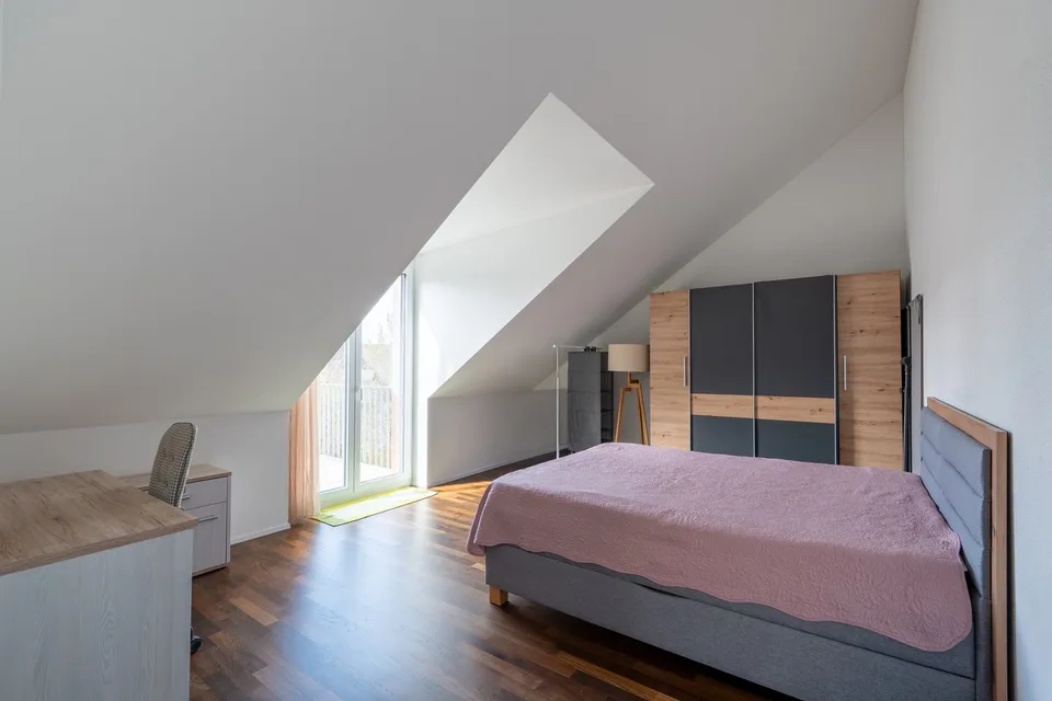 Appartamento attico luminoso e moderno in standard di proprietà