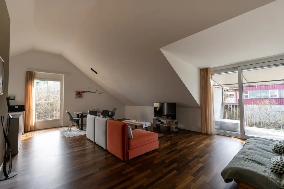 Appartamento attico luminoso e moderno in standard di proprietà