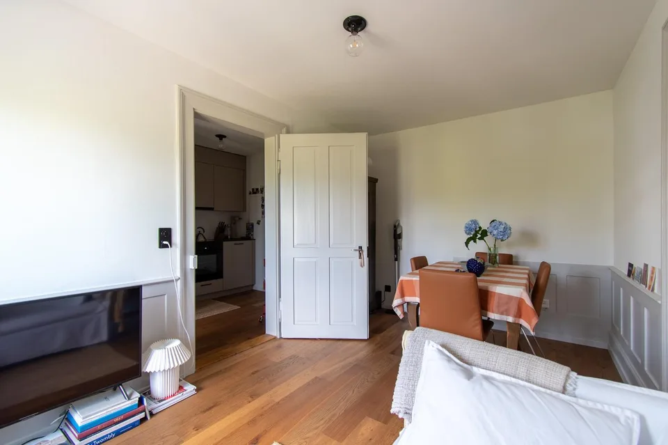 Hochwertige und stilvolle 2.5 Zimmer-Wohnung mit Balkon