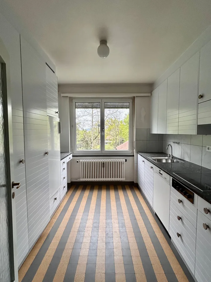 Geräumige 5-Zimmer-Wohnung mit Balkon, schöner Aussicht & Extra-Zimmer im EG (im Baurecht)