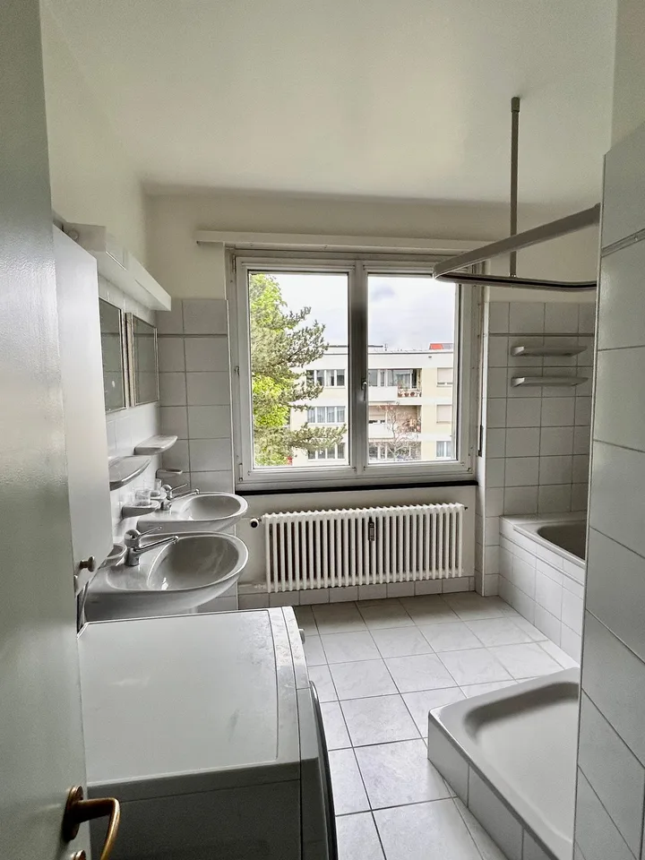 Geräumige 5-Zimmer-Wohnung mit Balkon, schöner Aussicht & Extra-Zimmer im EG (im Baurecht)