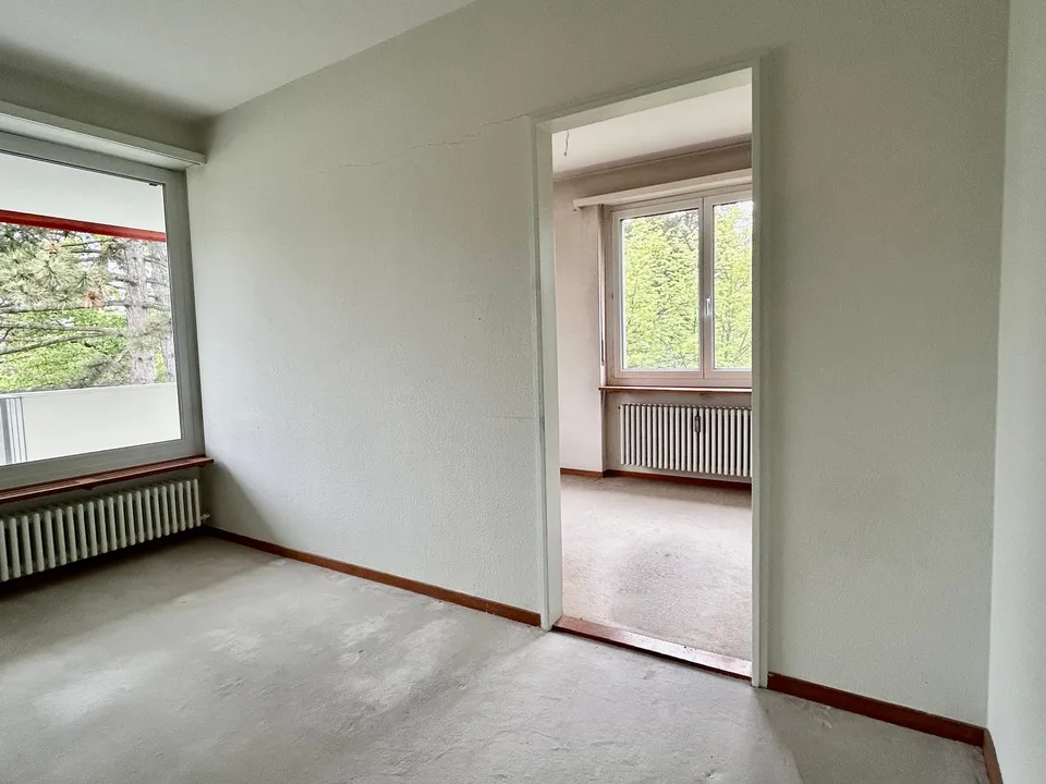 Geräumige 5-Zimmer-Wohnung mit Balkon, schöner Aussicht & Extra-Zimmer im EG (im Baurecht)
