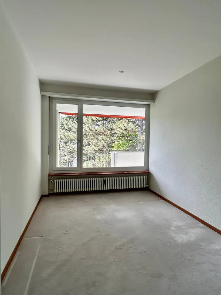 Geräumige 5-Zimmer-Wohnung mit Balkon, schöner Aussicht & Extra-Zimmer im EG (im Baurecht)
